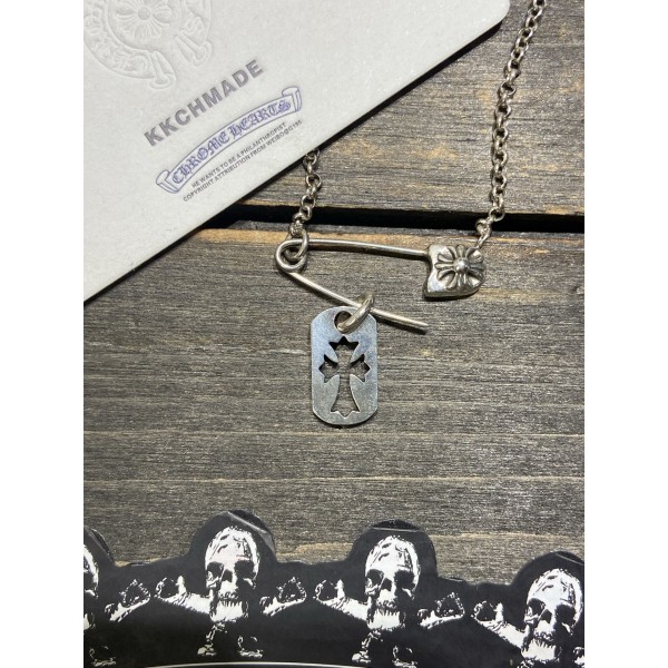 크롬하츠 컷아웃 크로스 배지