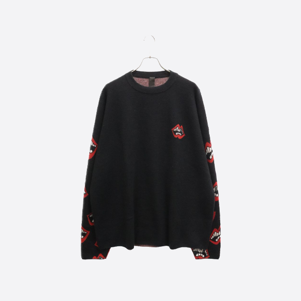 크롬하츠 십자가 모양 가죽 소매와 빨간 입술 스웨터