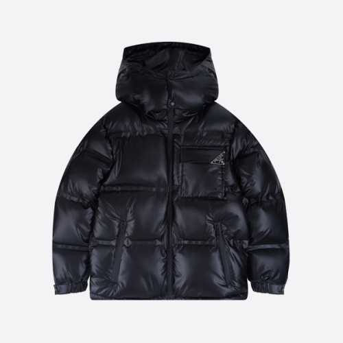 프라다 네임플레이트 장식 다운 재킷, 블랙
