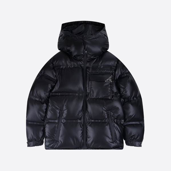 프라다 네임플레이트 장식 다운 재킷, 블랙