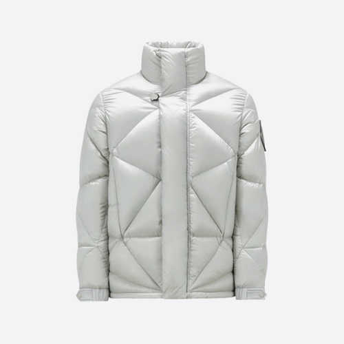 몽클레르와 퍼렐 윌리엄스의 콜라보레이션으로 탄생한 삼각형 컷 스탠드업 칼라 다운 재킷