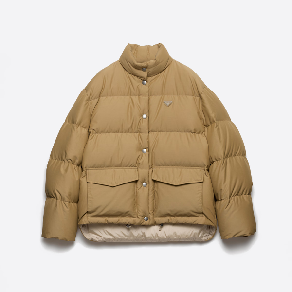 프라다 로고 더블 포켓 스탠드 칼라 다운 재킷