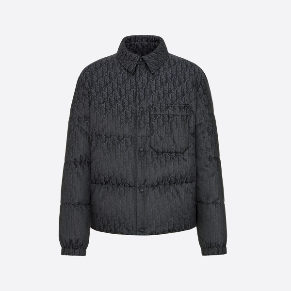 디올의 클래식한 오블리크 프린트 다운 재킷