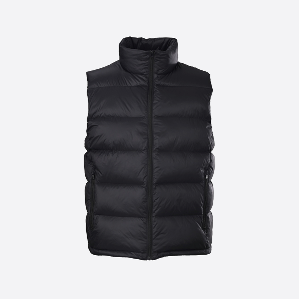 뒷목 부분에 원형 자수가 놓인 발렌시아가 다운 베스트