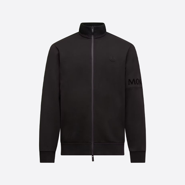 가슴 부분에 블랙 로고가 있는 몽클레르 스탠드업 칼라 재킷