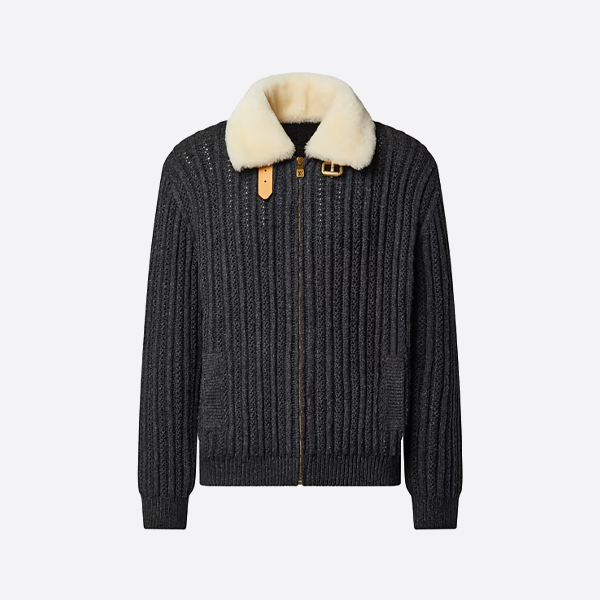 루이비통 캐시미어와 울 혼방 소재의 벨티드 재킷. 퍼 칼라와 가죽 버클 장식.