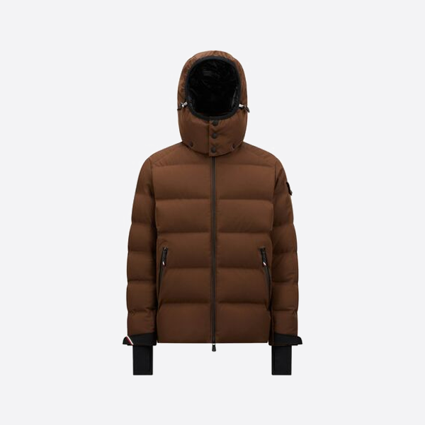 소매 주머니에 작은 라벨이 있는 몽클레어 다운 재킷