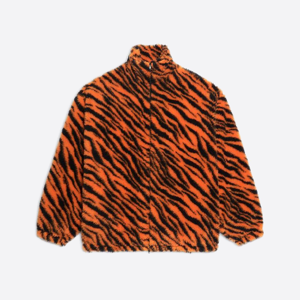 발렌시아가 두툼하고 넉넉한 핏의 테디 양가죽 코트