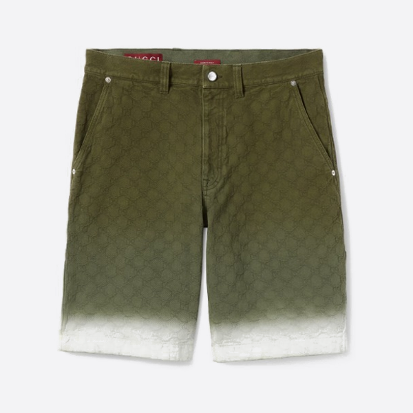 구찌 그라데이션 데님 쇼츠로, 은은한 더블 G 자카드 패턴이 돋보입니다.