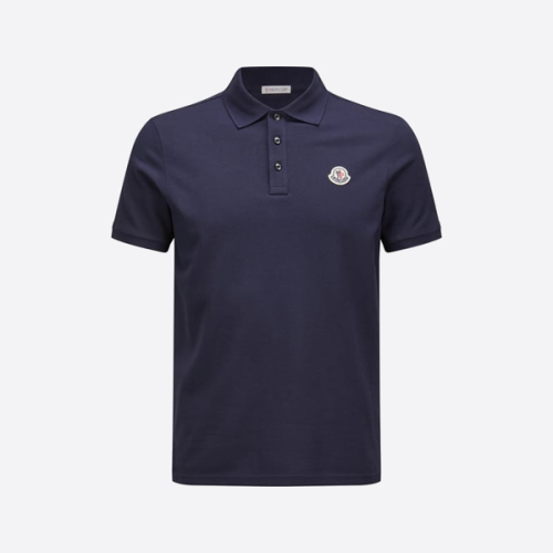 몽클레르의 클래식 반팔 폴로 셔츠로, 파란색 네크라인이 특징입니다.
